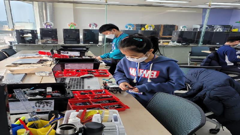  코딩레벨업 3단계 교육에서 컴퓨터로 로봇을 조립하고 있는 교육생 사진