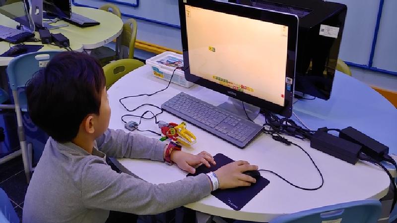  레츠고 코딩 1단계 교육에서 컴퓨터를 활용한 수업을 듣는 교육생 사진