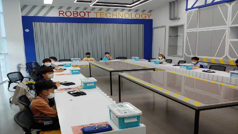  도전 로봇디자이너 교육에 참여하는 교육생 사진1